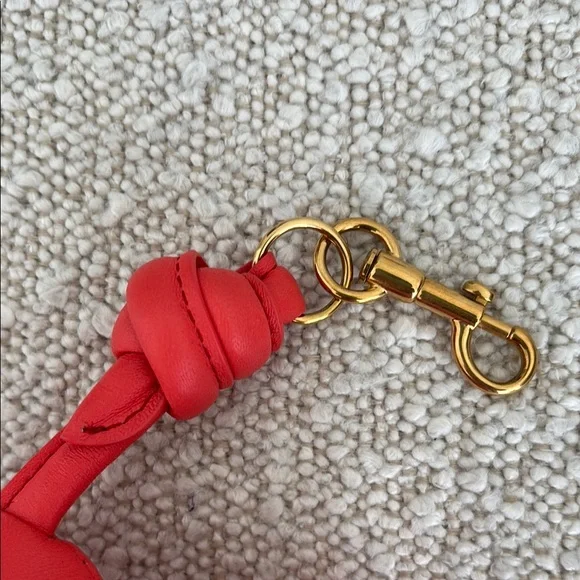 Red Cloud-Shaped Keychain - Picture 2 of 4